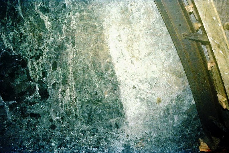 写真-2.11　白い部分は花崗岩質の圧砕岩(断層角礫か).jpg